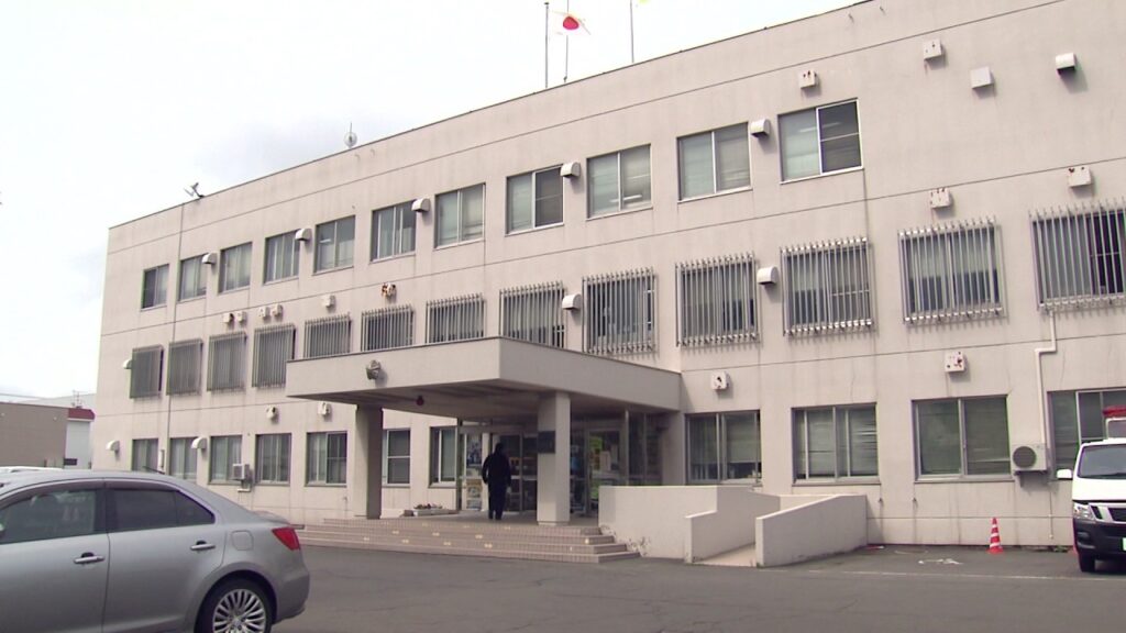 【中から男児の全裸遺体】「住宅敷地に血の付いたバッグが捨てられている」近隣住民が110番―“年齢不詳で目立った外傷なし”…警察が殺人や死体遺棄事件を視野に捜査<北海道石狩市>(北海道ニュースUHB) – Yahoo! – Yahoo!ニュース 【中から男児の全裸遺体】「住宅敷地に血の付いたバッグが捨てられている」近隣住民が110番―“年齢不詳で目立った外傷なし”…警察が殺人や死体遺棄事件を視野に捜査<北海道石狩市>(北海道ニュースUHB) - Yahoo! - Yahoo!ニュース