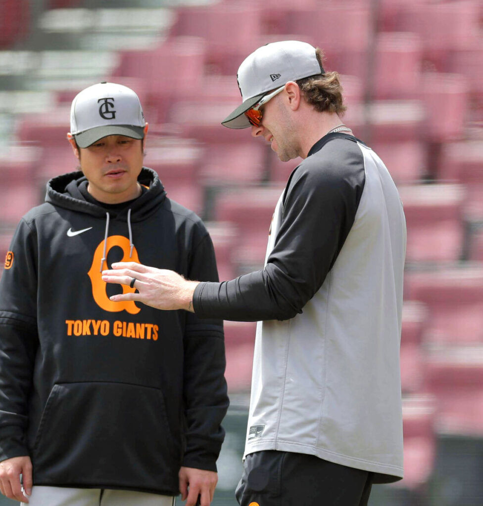 巨人・キャベッジが14日に左手親指など検査 12日・広島戦で交錯し転倒…阿部監督「肩もちょっと強打しているので」 – スポーツ報知 試合前の練習で亀井コーチ(左)に左手を見せるキャベッジ(カメラ・今成 良輔)
