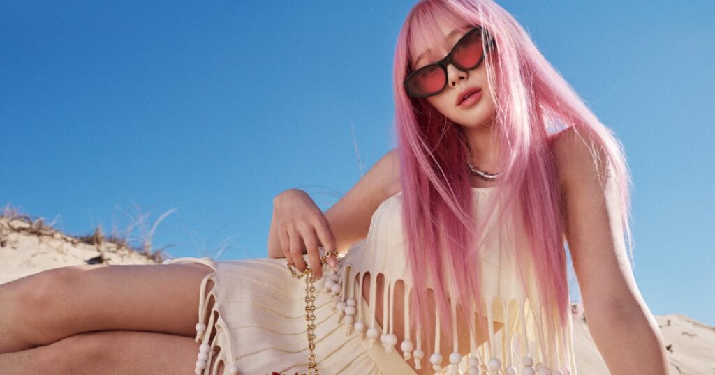 「ロエベ」からスペインのイビザ島に着想を得たコレクション　ビジュアルにaespaジゼルが登場 - WWDJAPAN