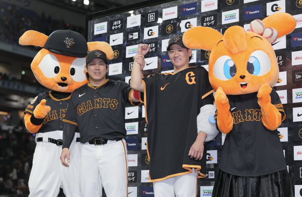 ヒーローインタビューを受けた井上温大と甲斐拓也(カメラ・小林　泰斗)