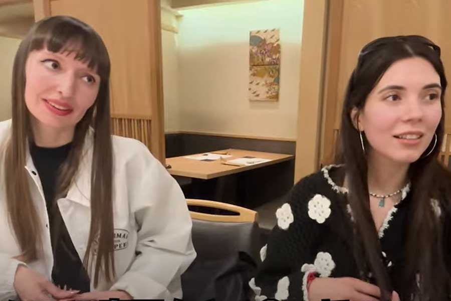ロシア人の（左から）インガーさんとアナスタシアさん（画像はスクリーンショット）