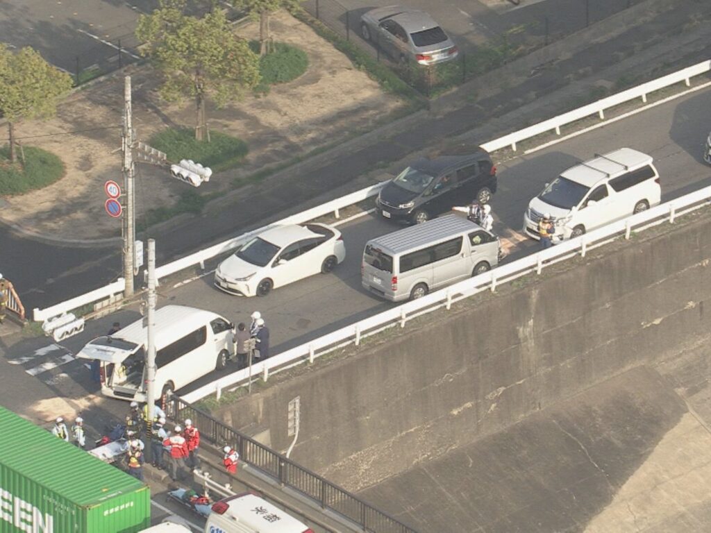 【速報】交差点近くでミニバンなど車3台が絡む事故 少なくとも4人がケガ 全員意識あり 名古屋市港区（東海テレビ） - Yahoo!ニュース