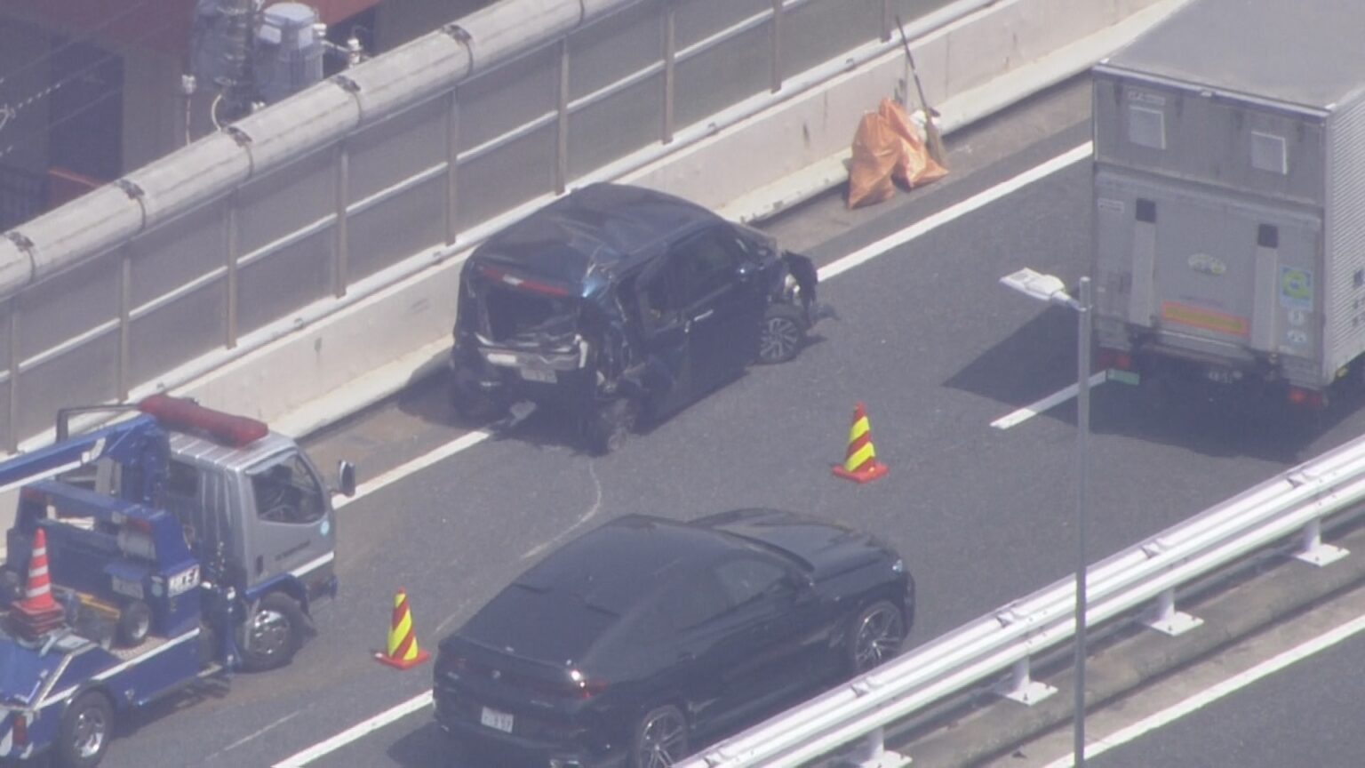 【速報】首都高速で3台の玉突き事故　心肺停止で搬送の2歳男の子が死亡　トラックを運転していた仲本大河容疑者を現行犯逮捕「直前まで前方の状況に気づかなかった」（TBS NEWS DIG Powered by JNN）