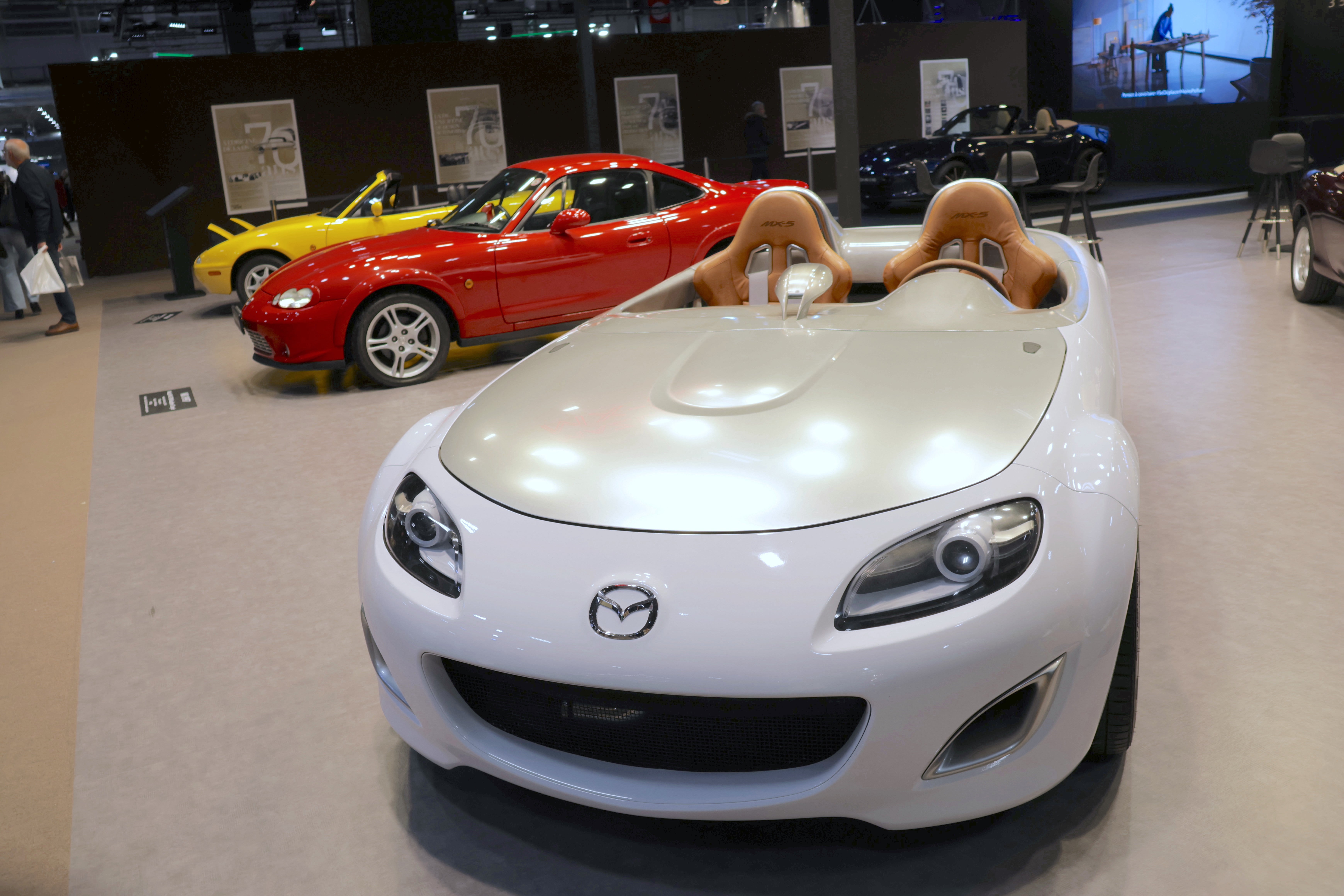 マツダはMX-5の35周年を展開。手前は3代目（NC）をベースにした2009年のコンセプトカー「スーパーライト」。