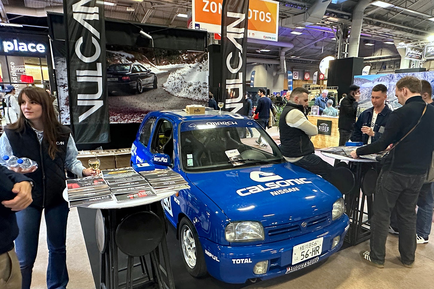 自動車誌ヴュルカンのスタンド。スタンドのアイキャッチには日産ミクラを選んだ。ダミーの横浜ナンバーにも注目。