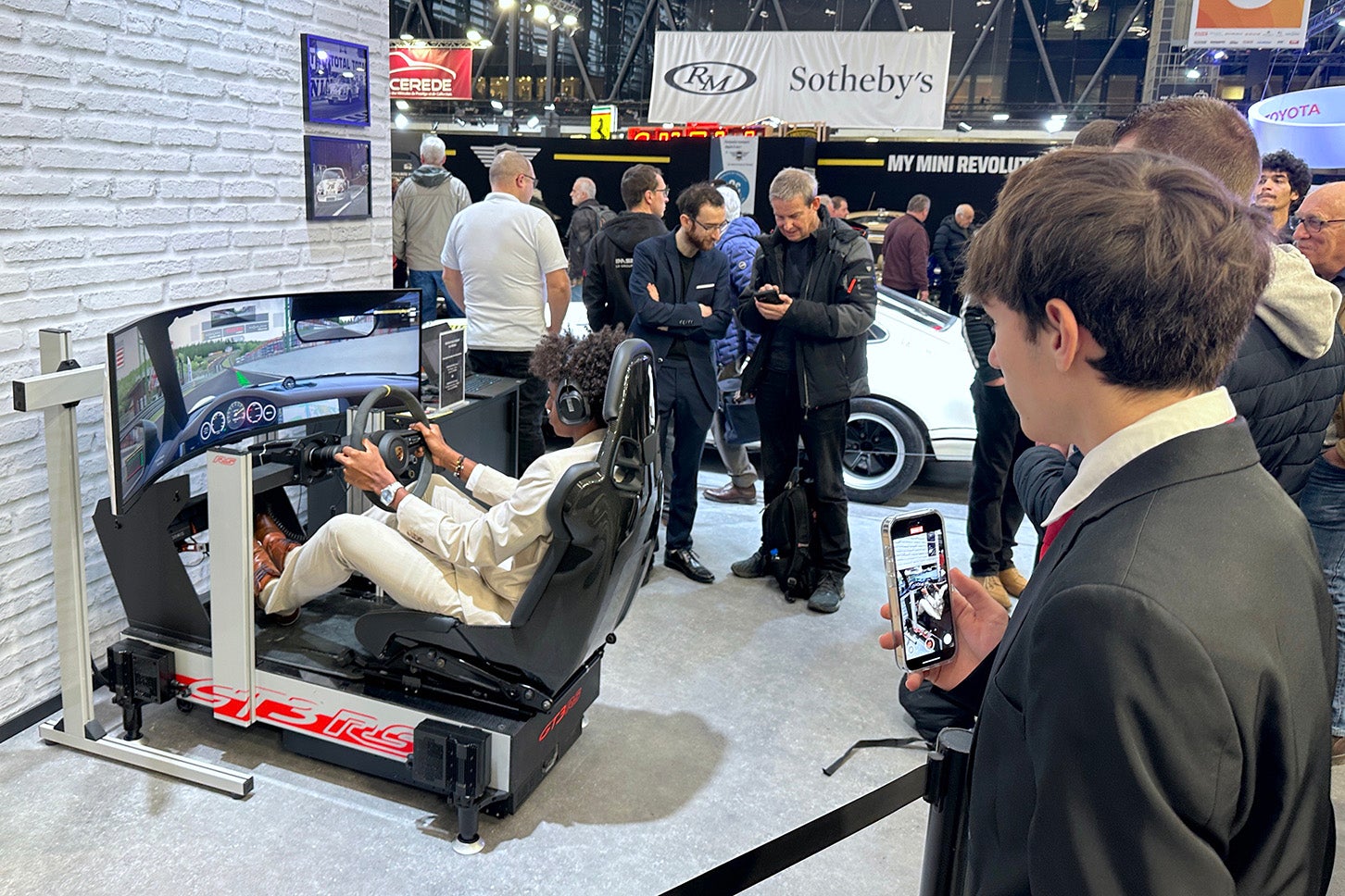 ポルシェが設置した「GT3RS」のシミュレーター。仲間の操縦ぶりを記録する。