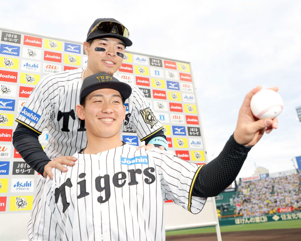 プロ初勝利を収め、佐藤輝（上）とともにお立ち台に上がった伊原（カメラ・義村　治子）