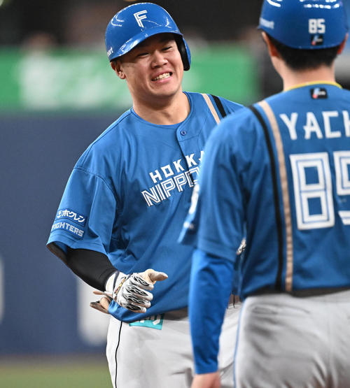 オリックス対日本ハム　7回表日本ハム2死満塁、左前適時打を放ち笑顔を見せる吉田（撮影・和賀正仁）