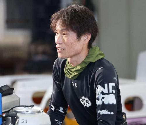 ドタバタ参戦の深井利寿（撮影・鈴木正人）