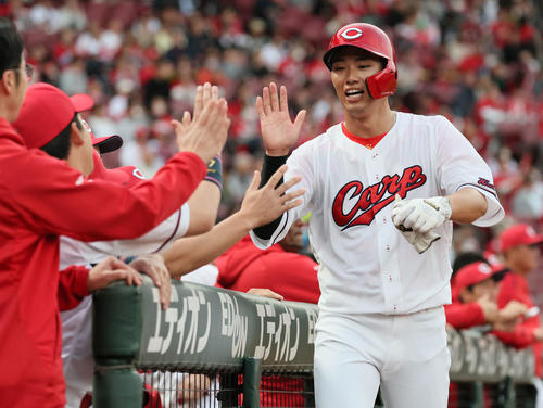 広島対ヤクルト　1回裏広島1死一、三塁、末包の先制右適時打で中村奨が生還（撮影・加藤孝規）