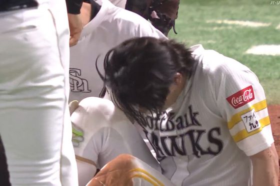 「音がやばい」周東襲った"衝撃シーン"　歩けぬ状態にX心配殺到「どうか軽傷で…」 | Full-Count