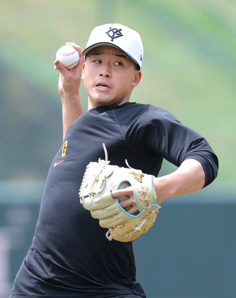 キャッチボールをする堀田賢慎（カメラ・相川　和寛）