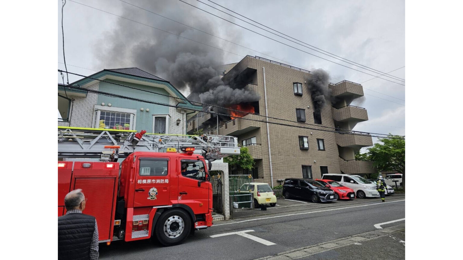 【速報】住人とみられる女性が一時ベランダに取り残されるも自力で脱出して無事　神奈川・相模原市のマンションで火事（TBS NEWS DIG Powered by JNN）