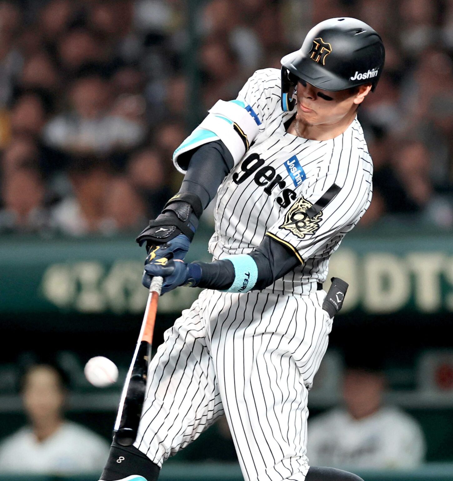 阪神・佐藤輝 奪首弾！単独トップ８号３ランで６８年ぶり巨人戦開幕４戦４勝 「力まず軽く」自己最多タイ月間７本目 - Yahoo!ニュース