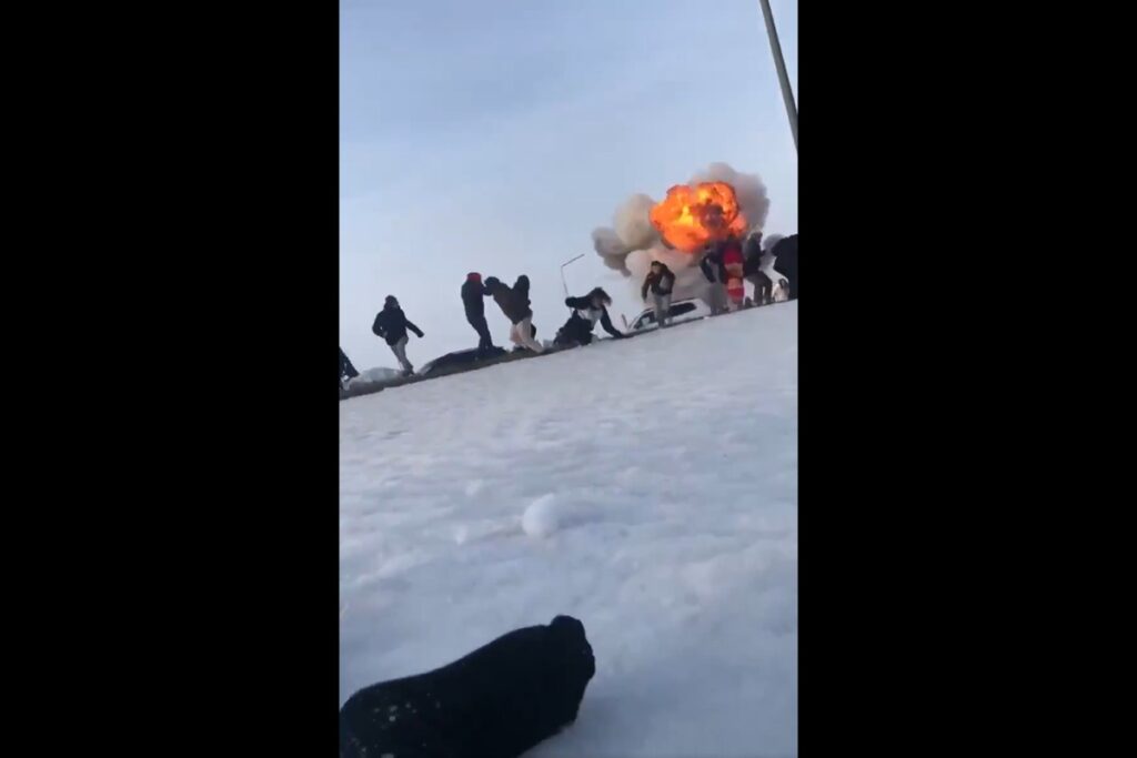 ロシア国内でドローンが「軍事施設に突撃」映像が拡散…ロシア側は「迎撃の瞬間」映像公開で対抗（ニューズウィーク日本版） - Yahoo!ニュース - Yahoo!ニュース