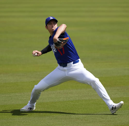 ドジャース対パイレーツ　試合前、キャッチボールで調整するドジャース大谷（撮影・菅敏）