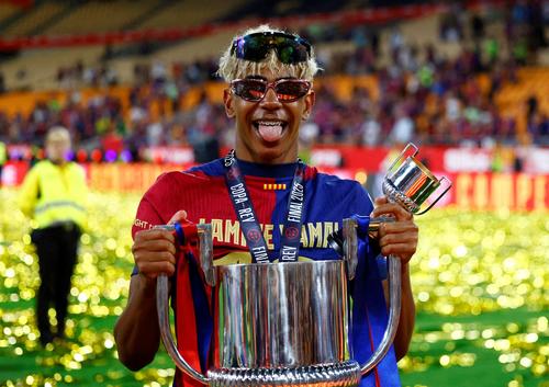 スペイン国王杯のトロフィーを持って喜ぶバルセロナのヤマル（ロイター）