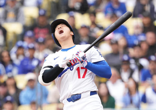 ドジャース対パイレーツ　1回裏ドジャース無死、高めのボールを避ける大谷（撮影・菅敏）