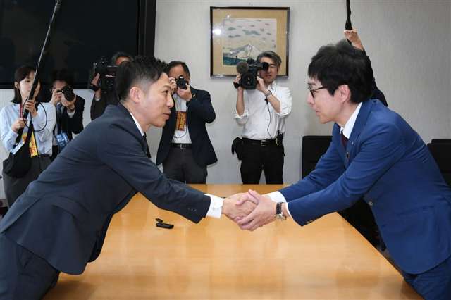 鈴木知事と沼谷秋田市長が初会談、スタジアム整備の考え方は… - 秋田魁新報電子版