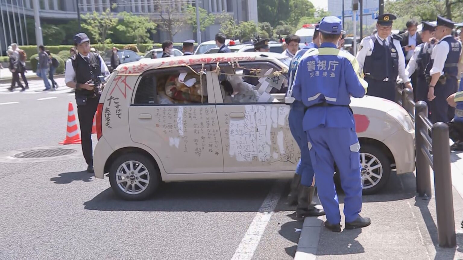 【速報】皇居・大手門手前のガードレールに軽自動車ぶつかる　50代男を現行犯逮捕　けが人はなし　警視庁（TBS NEWS DIG Powered by JNN）