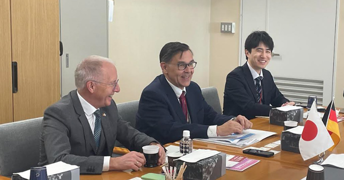 写真1：コルテ教授との意見交換の様子（左から、コルテ教授、コンラート・アデナウアー財団日本事務所代表 リナーツ氏、筆者）