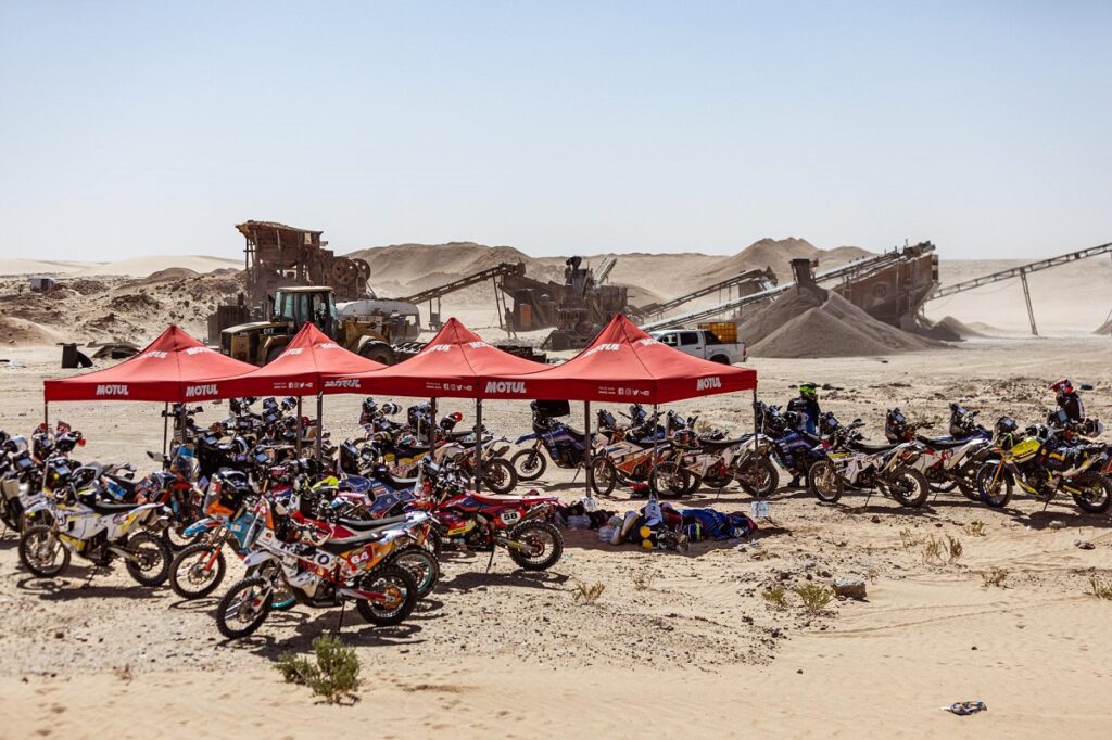 Serious accident at Africa Eco Race; motorcycle rider seriously injured