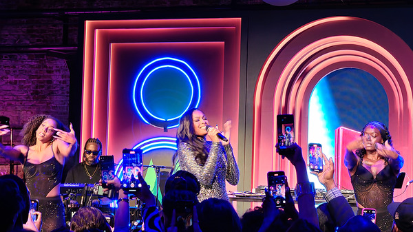 モトローラのアゲアゲのパーティに参加するも、とにかくrazr 60を触りまくってきた話（スマホ沼） - テクノエッジ TechnoEdge