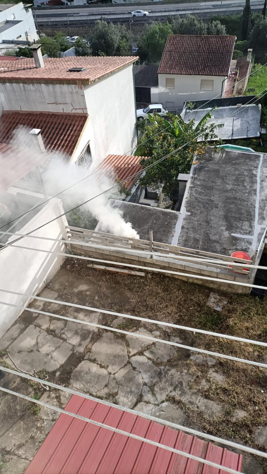隣接する煙突の喫煙