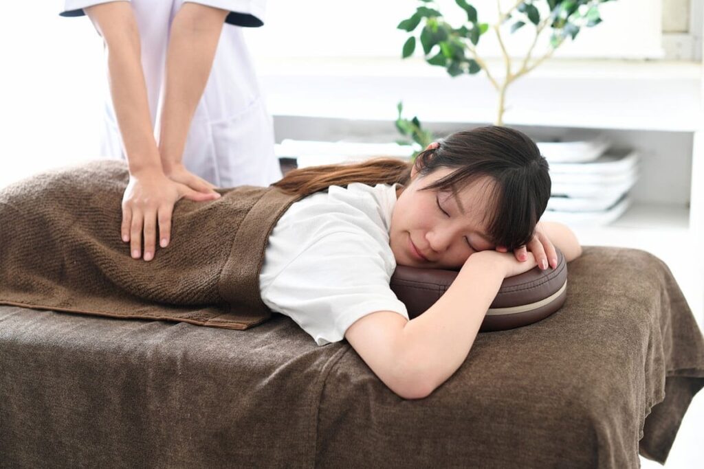 気づけば街中に「整体」「もみほぐし」「リラクゼーション」の看板…女性客が“おなら”よりも気にする“悩み”について施術側はどう考えているのか