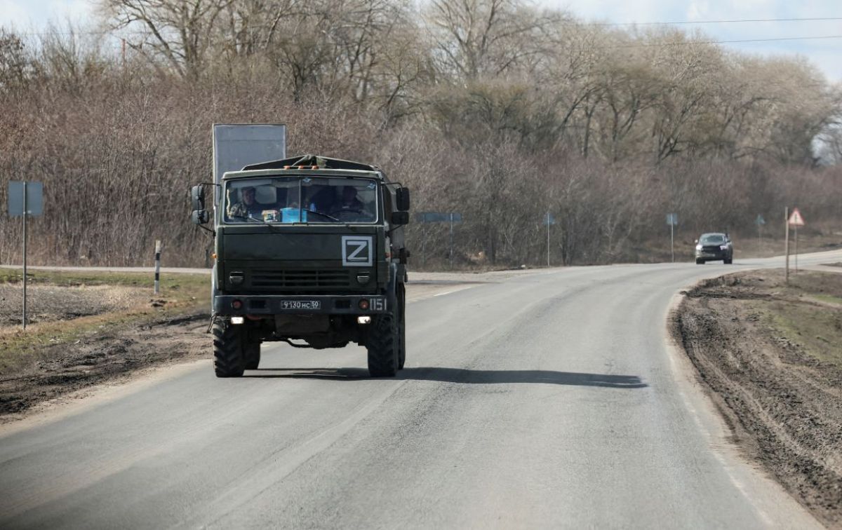 クルスク州を移動するロシア軍の車両＝３月/Shamil Zhumatov/Reuters