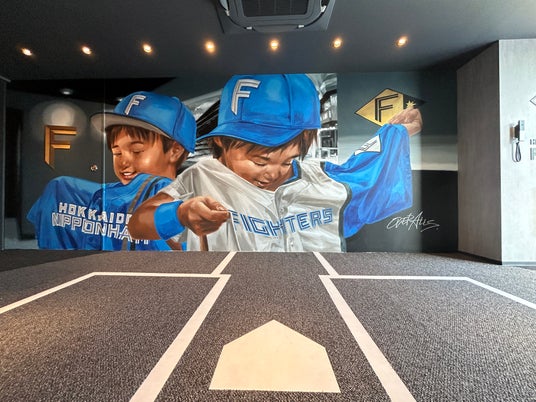OVER ALLs、「エスコンフィールドHOKKAIDOホテル北広島駅前」に壁画を制作 - 札幌経済新聞