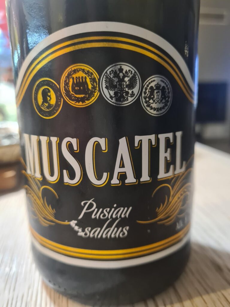 なぜuabイタリアナとボトルスパークリングワインが蚊の腕の衣装を描いているのですか？
