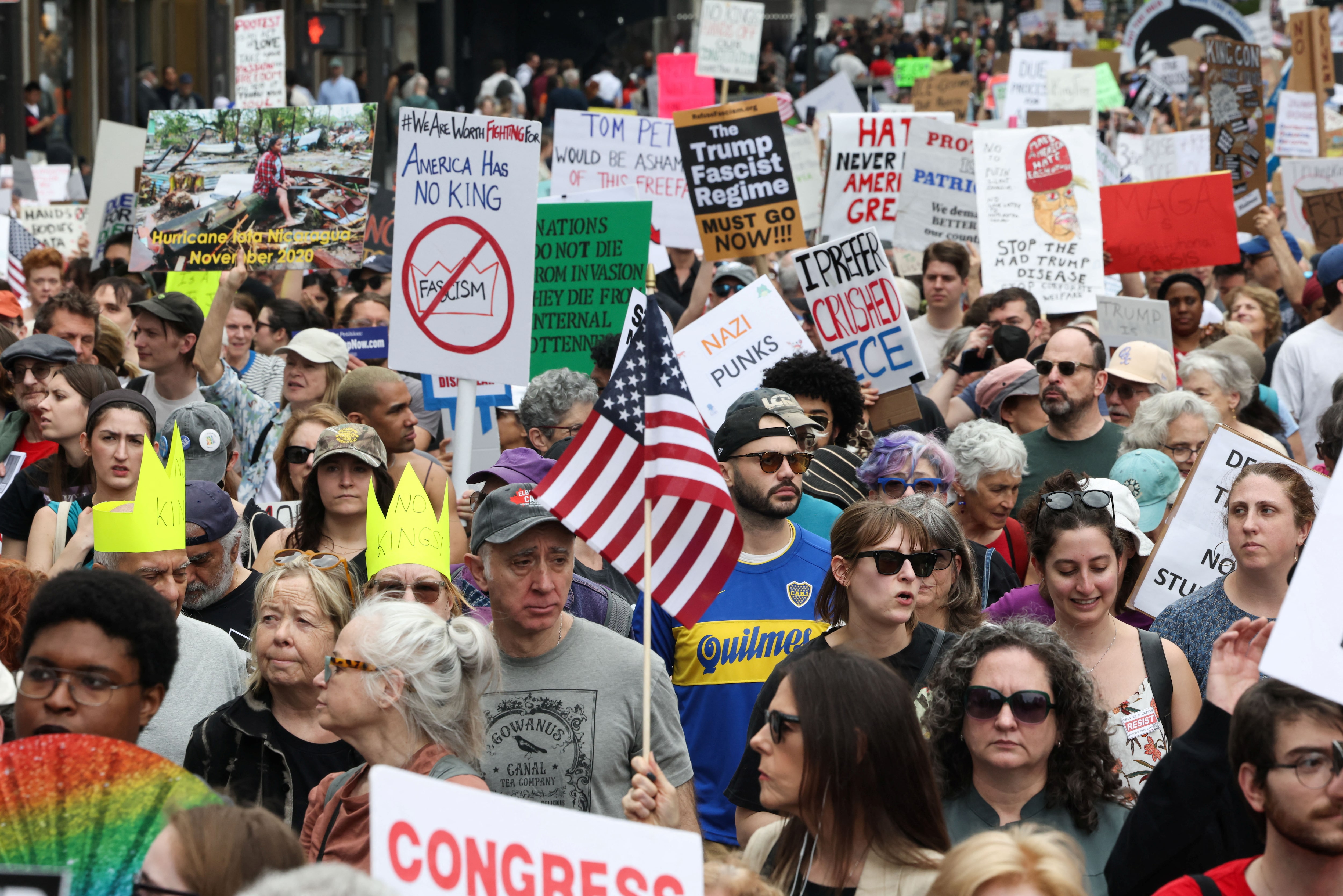 全米で数千人規模の反トランプ政策デモ、「王政いらない」