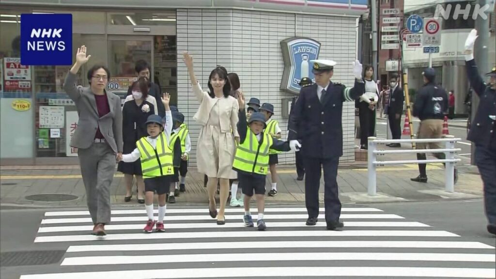 春の全国交通安全運動 警視総監が小学1年生に指導 東京