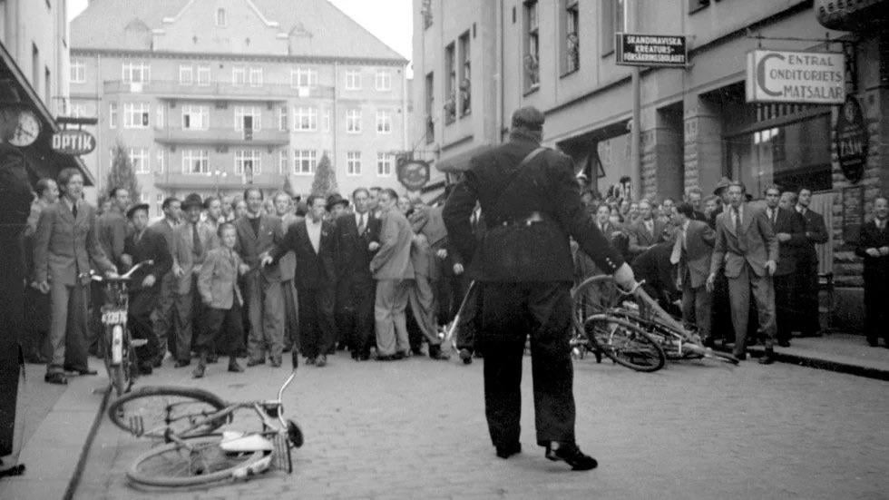 スウェーデンの唯一の警察巡査であるカール・ヨハンソンは、ナチス議会を襲おうとする暴徒のグループでセイバーを振り回します。 Linköping、1943年9月5日。