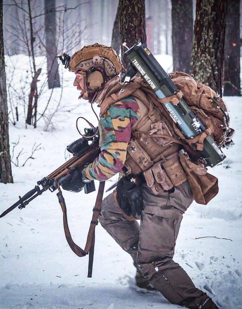 それで、私はベルギーの陸軍兵士のこの写真に出くわしました....そして私の脳はそれの結び目BCでねじれています（それは本物ですか？）