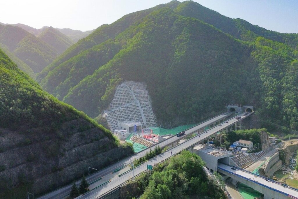 中国最長の高速鉄道トンネルが貫通、全長22．9キロ