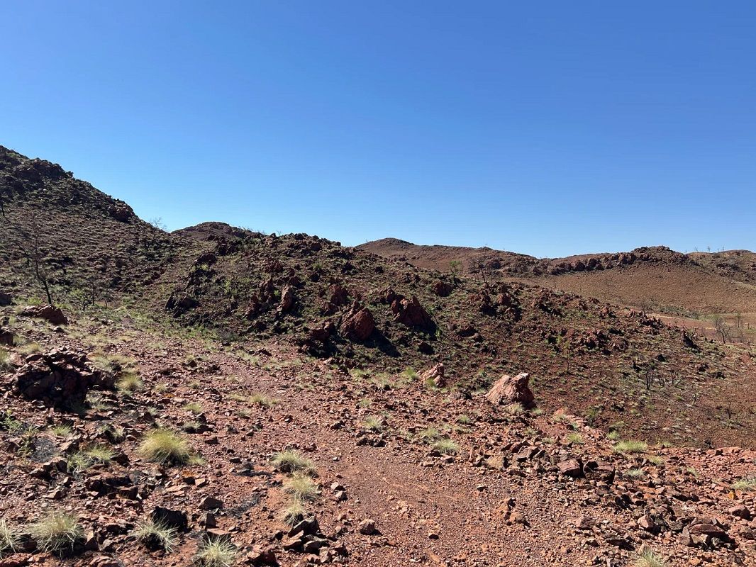 西オーストラリア州ピルバラ地域にある岩石層で発見された大型のシャッターコーン群（Tim Johnson/Curtin University/The Conversation）