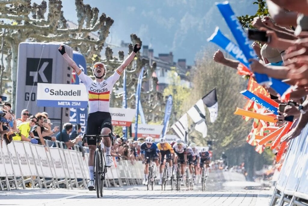 スペイン王者アランブルがバスクで独走勝利　失格処分も標識ミスで覆る - イツリア・バスクカントリー2025第3ステージ | cyclowired