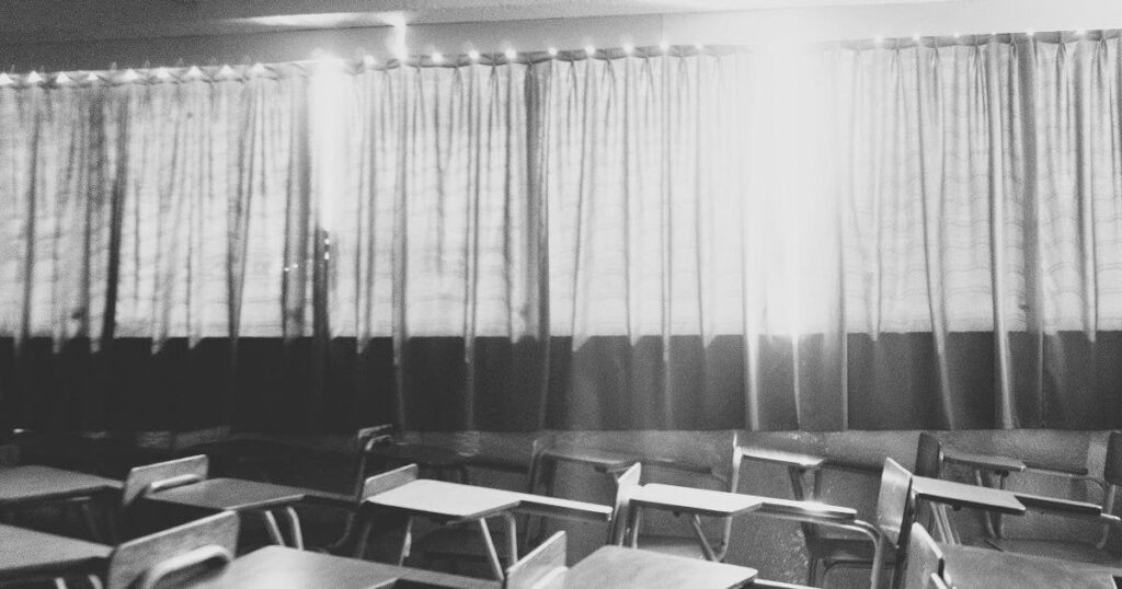 おうし座の標準的な学校でのホラー：「生徒はナチスのスローガンと脅迫教師を書いた」