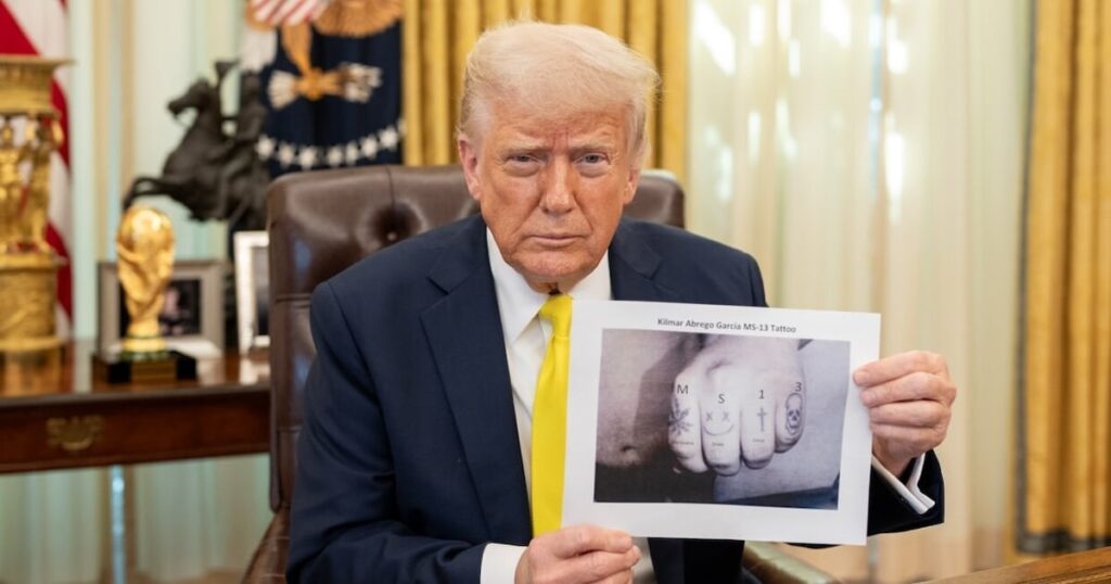 インターネットの探偵は、強制送還されたお父さんの手にPhotoshopping MS-13 Tatのためにトランプを叩きます - トランプは、キルマー・アブレゴ・ガルシアが「彼のナックルにMS-13を入れ墨した」と主張した。ソーシャルメディアユーザーは押し戻しています。