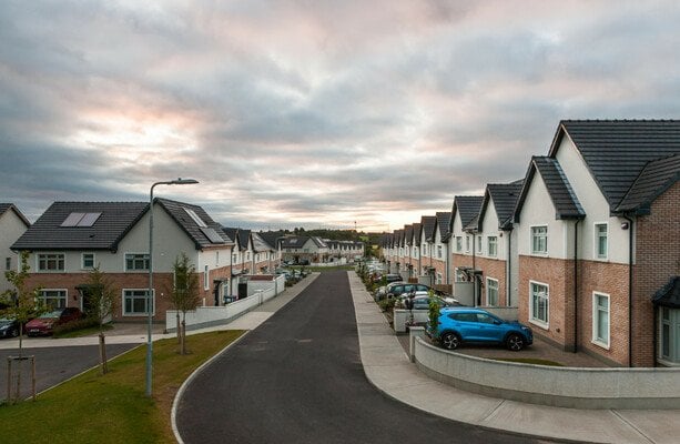 過度の給料、透明性なし、古風な入札プロセス：アイルランドで家を買う読者
