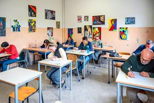 真剣な面持ちで試験に臨むメンバー。この日を目指して一人一人が教学研さんに挑み抜いてきた（同、ローマ市内で）