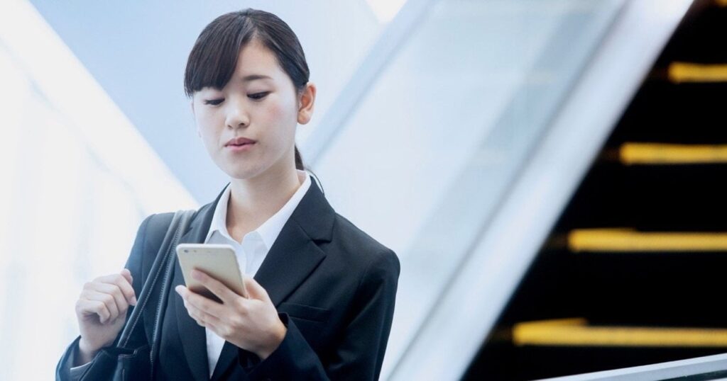 仕事ができない新卒の特徴。3位は「同期で群れる」。2位は「上司の顔色をうかがう」。では1位は？