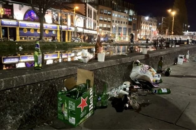 ガーダイが金曜日の夜にその地域から飲酒者を片付けた後のダブリンの大運河の道路通り