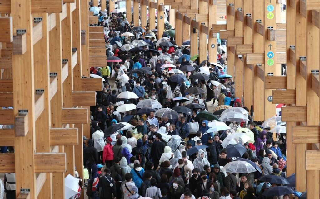 《えきそば3850円》「しんぶん赤旗」を取材拒否、3月には爆発事故も…交通の便が悪い「夢洲」にこだわった大阪万博は「成功」と言えるのか | 文春オンライン