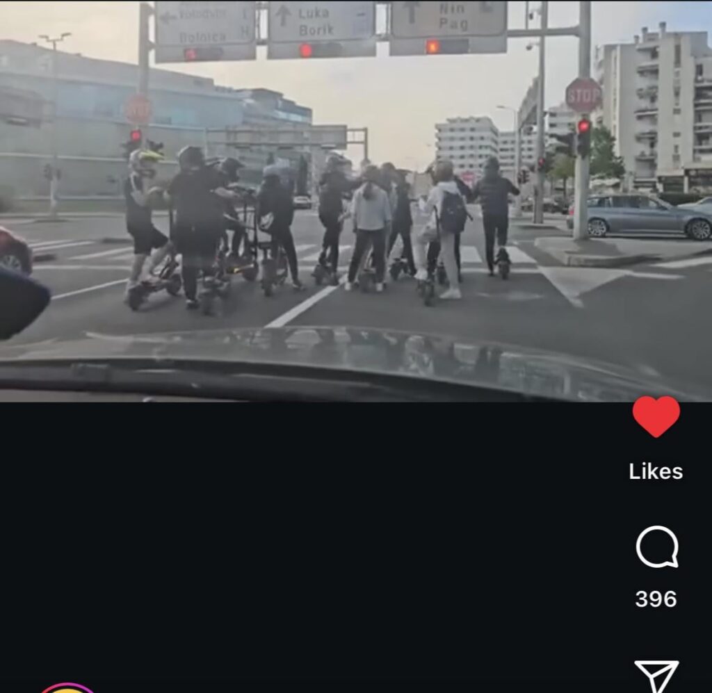 10未成年者は、両親と警察がいる道路で電気ロメビルを運転しています。
