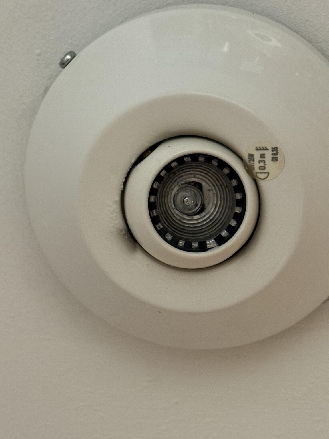 この種の電球を変更する方法を知っている人はいますか？