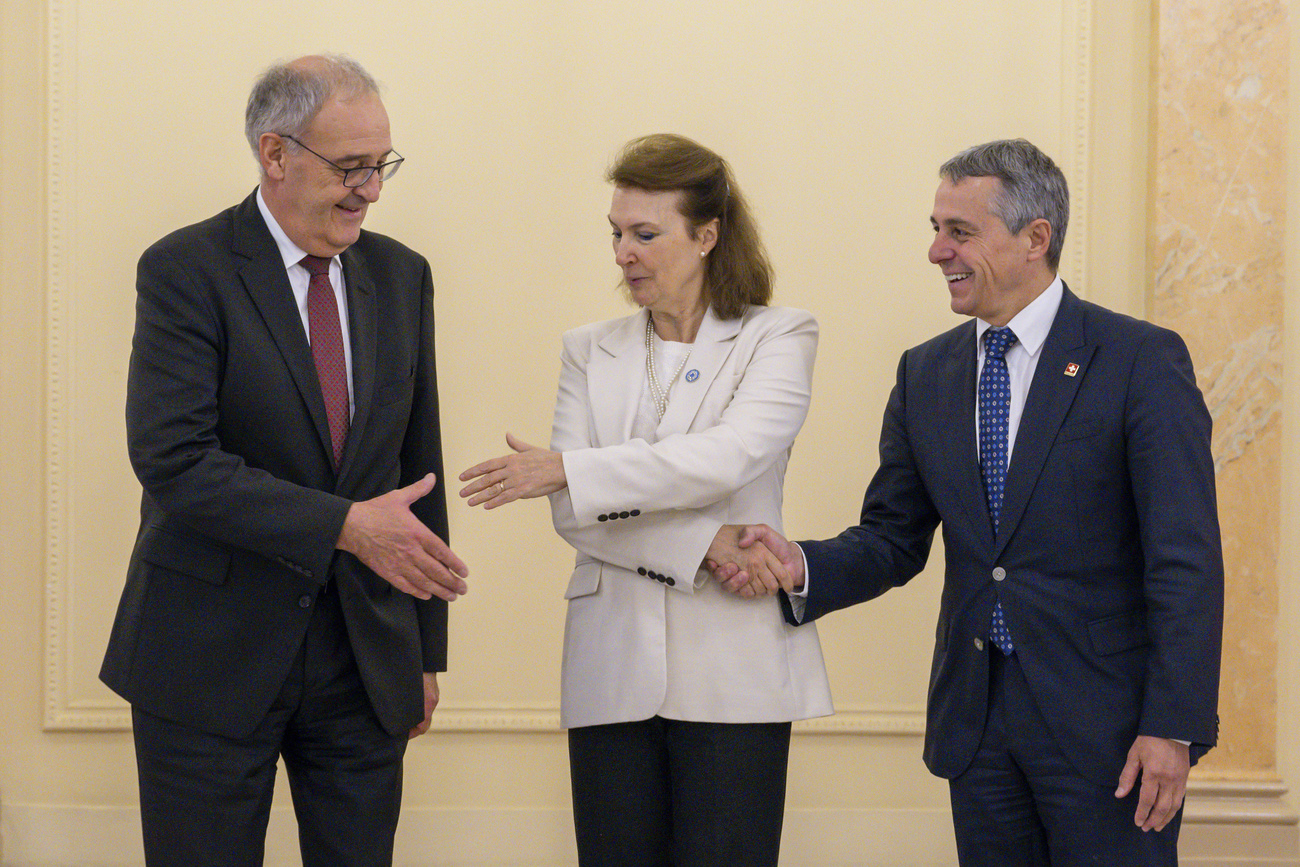 ベルンを友好訪問したアルゼンチンのディアナ・モンディーノ外相(写真中央)を出迎えるギー・パルムラン経済相(同左)とイグナツィオ・カシス外相