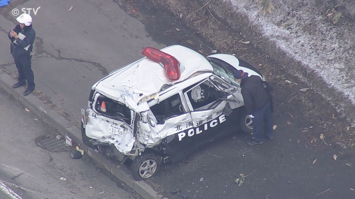 【続報】トラックがパトカーに追突　警察官ら男性３人搬送　交通違反で停車中　北海道北広島市の国道